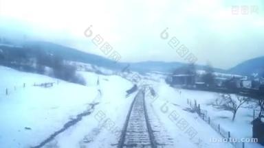 火车移动冬季森林山